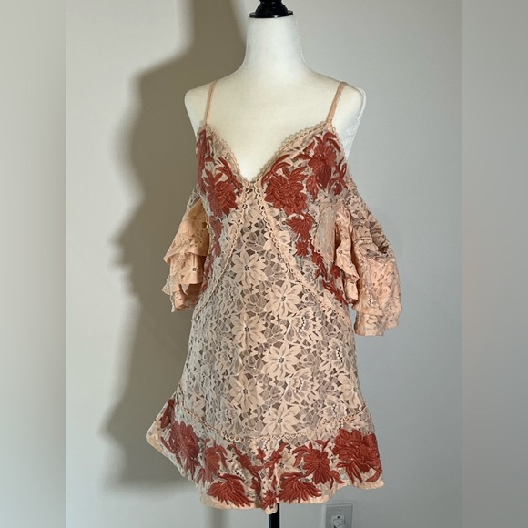 [CLEARANCE - Send Offers!] LACE MINI DRESS WITH LACE CAP SLEEVES - Picture 3 of 9